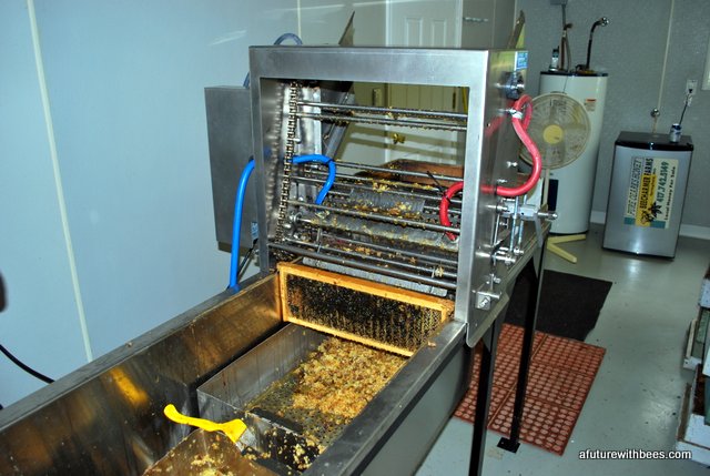 Chain driven automatic honey frame decapper